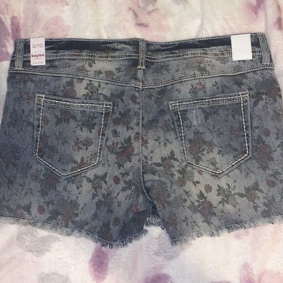 Maurices Denim Rose Printed Shorts (9/10) - Picture 5 of 10